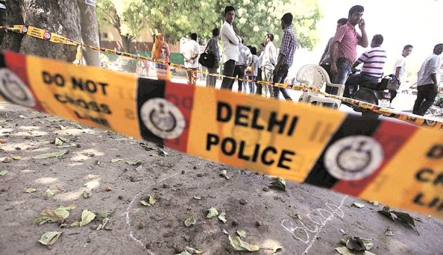 दिल्ली की सड़कों पर दहशत: एक मौत, दूसरे को मिनीबस की बॉनट पर खींचा गया!